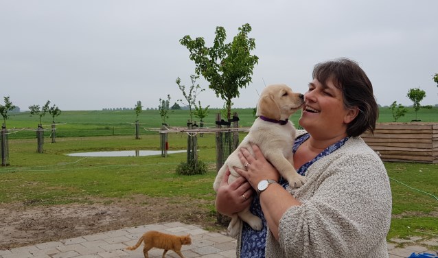 Nala knuffelt graag met Annet. Nu nog de schattigste pup, later hopelijk een waardevolle therapiehond.