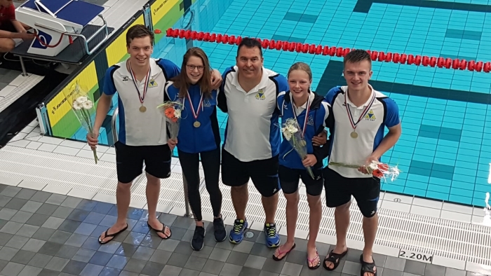 De kersverse Nederlands recordhouders: v.l.n.r. Lars Verhalle, Kirsten Verhalle, trainer Harry Delno, Josse Bergmans en Daen Spoor.