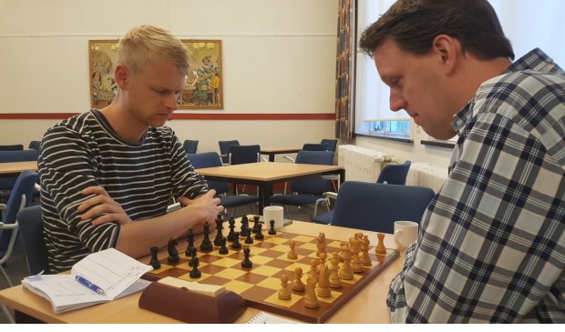 De strijd tussen de twee Martijnen in volle gang. Rechts winnaar Martijn Pauw, links Martijn Bakker.