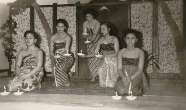 Traditionele kaarsendans uitgevoerd door het dansgroepje van Bos- en Heidepark, 1954.