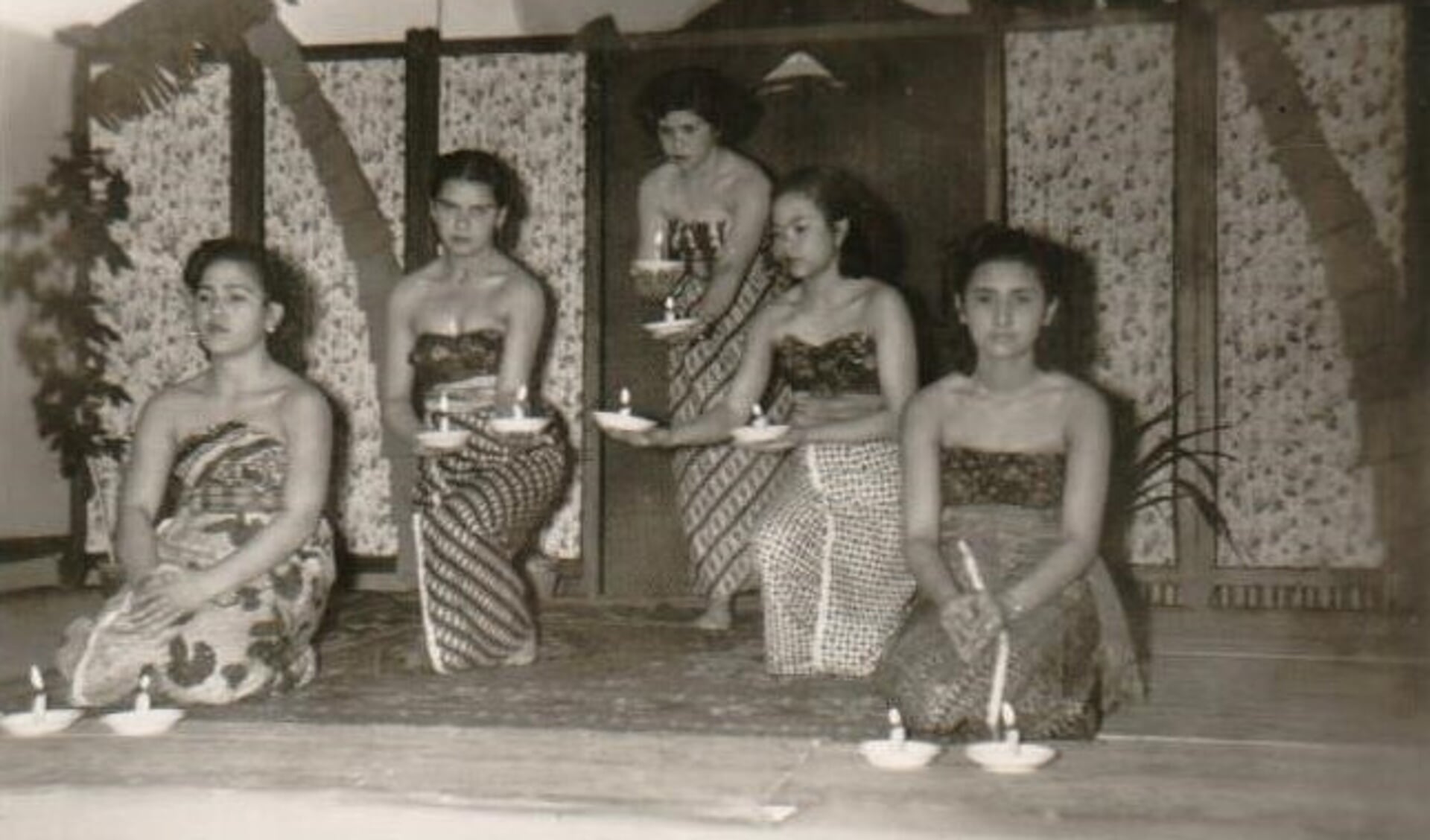 Traditionele kaarsendans uitgevoerd door het dansgroepje van Bos- en Heidepark, 1954.