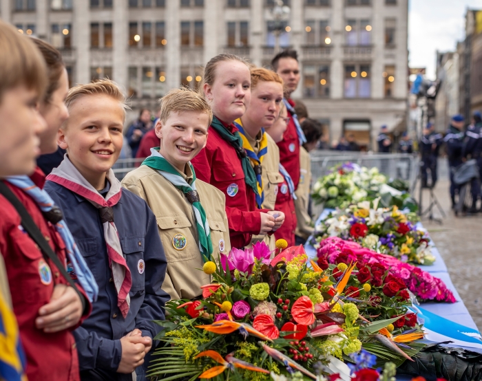 de jongen in de beige blouse met groen-lichtblauwe das
