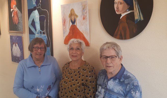 Ina van Bennekum, Ilse Voerman en Maartje Broeren (vlnr) bij een gedeelte van de Baanbrekersexpositie