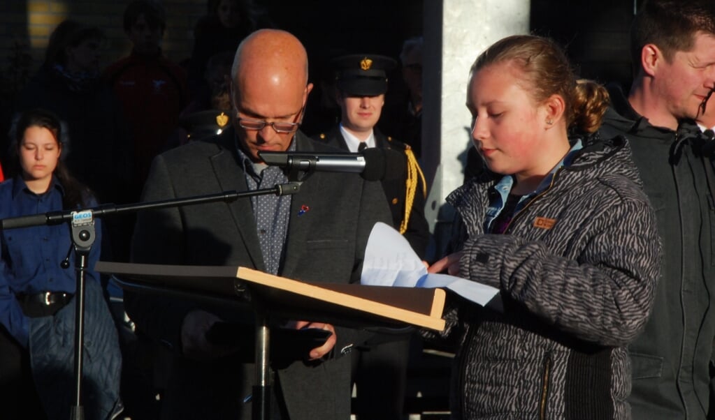 Kinderburgemeester Lena Marchal draagt een gedicht voor.