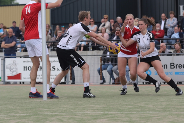 Aanvalsactie in de wedstrijd HKC 1 - Merwede/Multiplaat 1