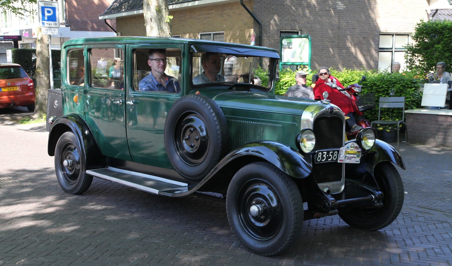 De oldtimers rijden een toertocht door de regio.