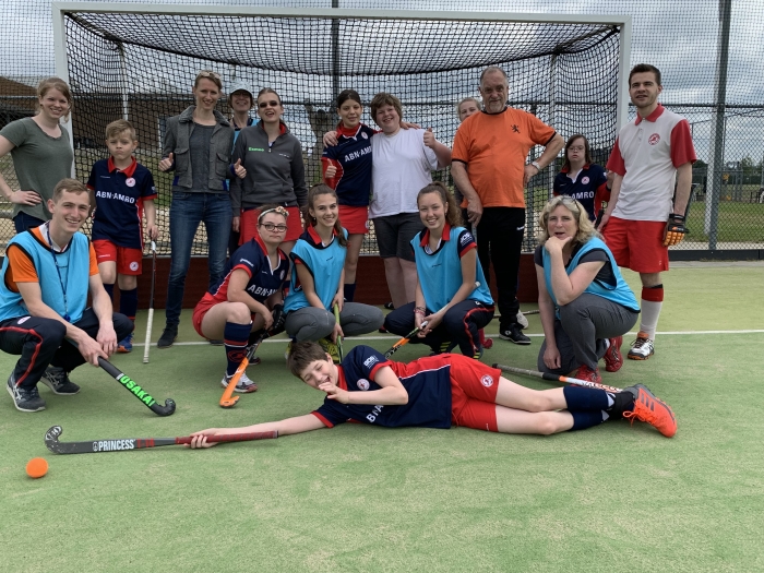 Wethouder Jana Smith, staand derde van links, op bezoek bij G-hockey
