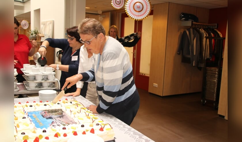Bewoner van De Zes Molens snijdt de grote taart aan.