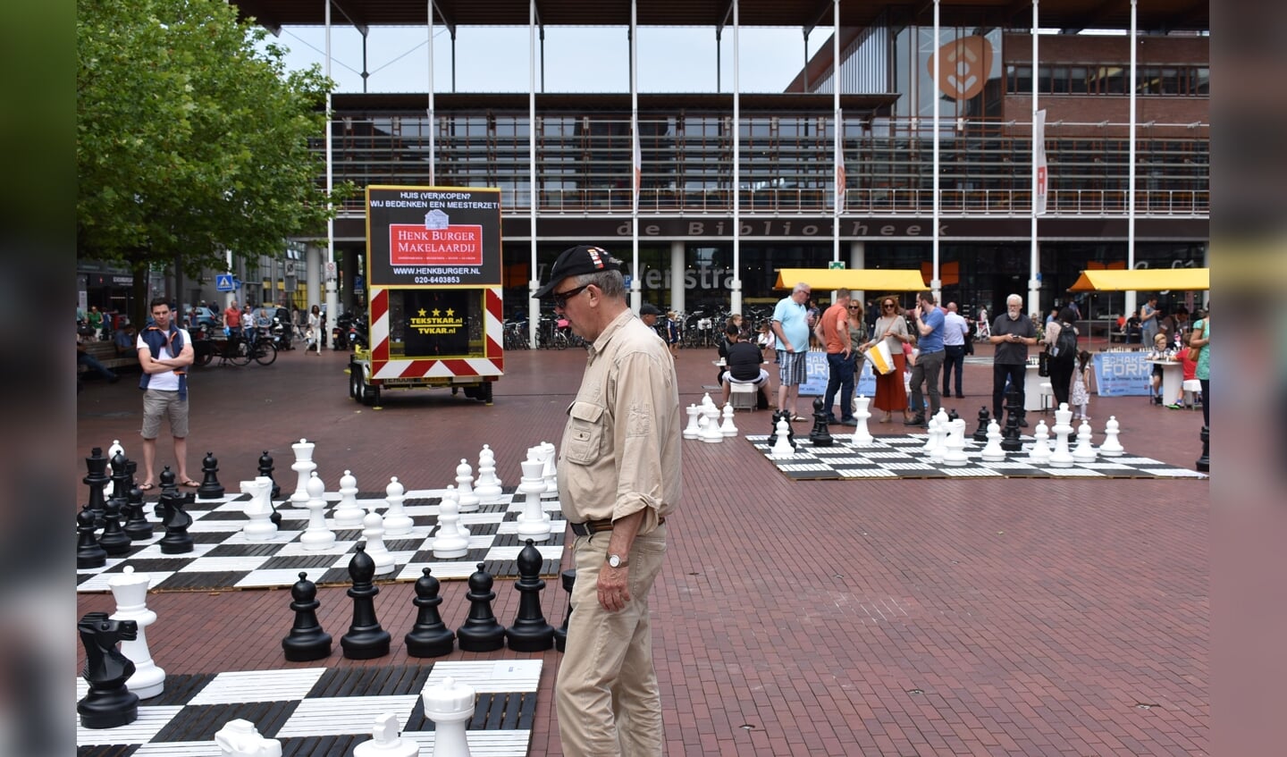 Hans Böhm schaakt ook dit jaar weer op Stadsplein.