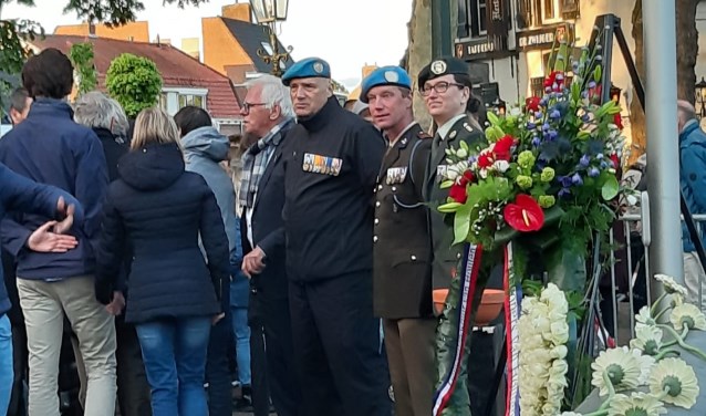 Veteranen bij de kranslegging op het plein Oude dorp