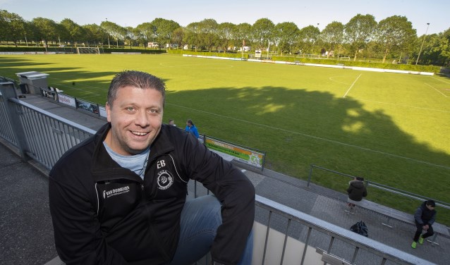 Edwin van Burgsteden loopt al 36 jaar met veel plezier rond bij VVZA. ,,Hier lopen mijn vrienden en ik vind het schitterend dat ik hier in de kantine mijn biertje mag drinken."