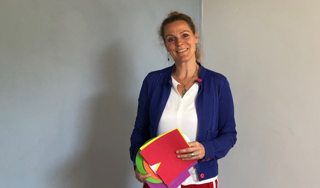 Rachel Naron begeleidt familieopstellingen bij Instituut Sansoma in individuele sessies of groepsopstellingen.