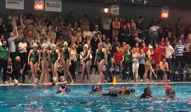 Donk viert feest in het water, Polar Bears druipt af.