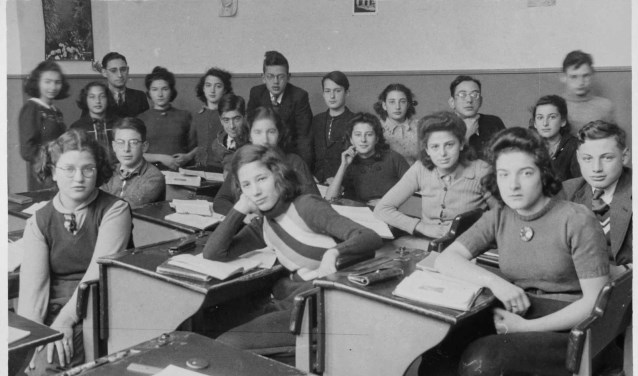 Een klassenfoto van het Joods Lyceum aan de Wilhelminastraat 43A in oorlogsjaren.