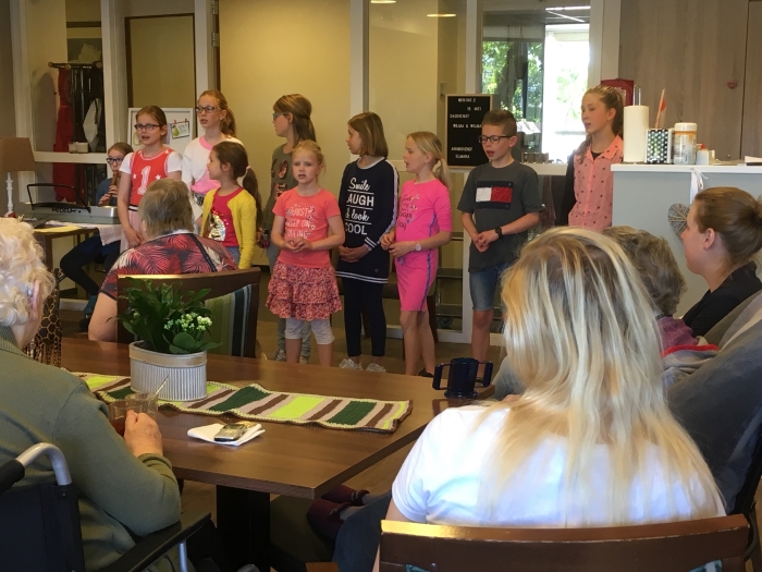 Muziakel opkikker door kinderkoor De Fonteintjes