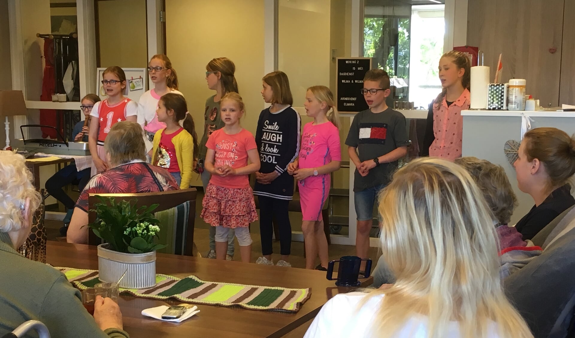 Muziakel opkikker door kinderkoor De Fonteintjes