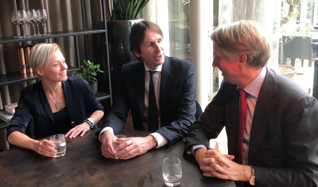 Wethouders Floor Gordon en Herbert Raat (midden) in gesprek met Schiphol-topman Dick Benschop.