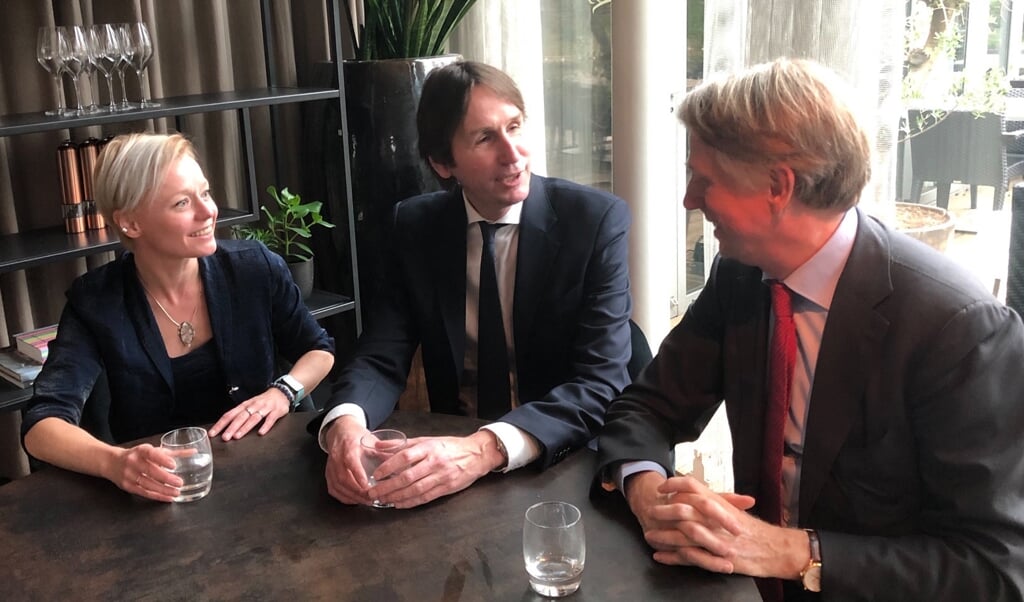 Wethouders Floor Gordon en Herbert Raat (midden) in gesprek met Schiphol-topman Dick Benschop.