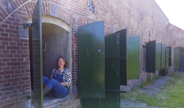Lydia van Maurik bij het fort Werk aan de Waalse Wetering