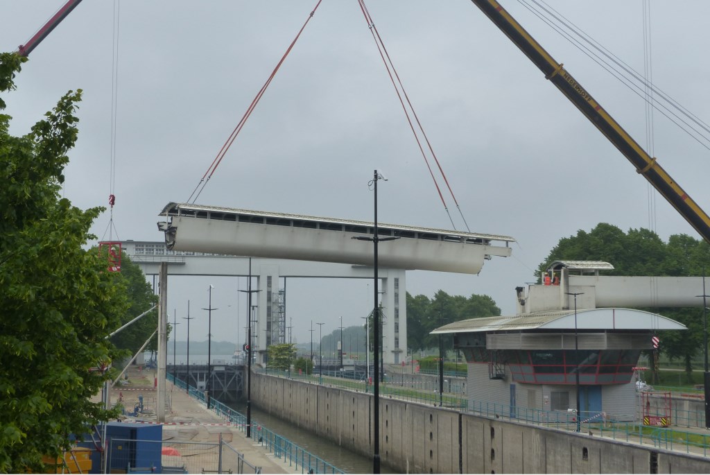 Uithijsen van de loopbrug bij de Beatrixsluis