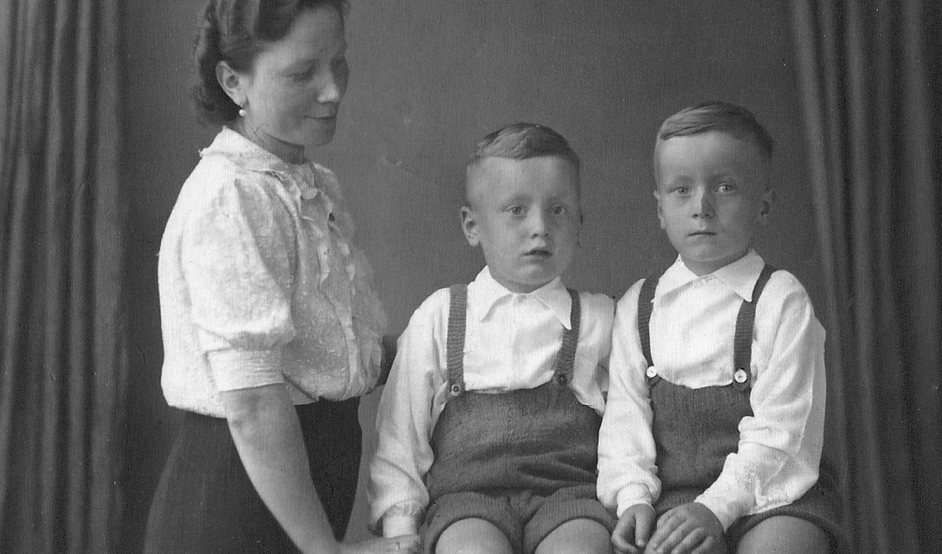 Moeder Gertrud (Trude) Bläss met de tweeling Hermann en Bernhard (Ben, rechts).