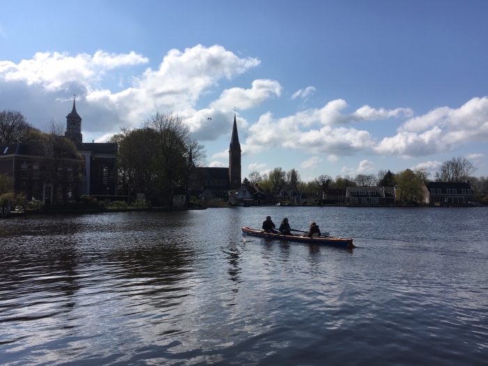 Leerlingen krijgenroei-instructie op de Amstel