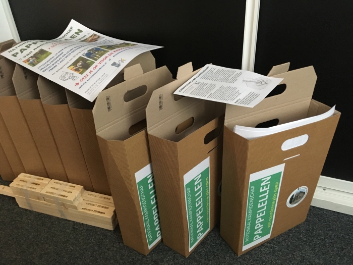 Pappelelboxen voor de scholen.