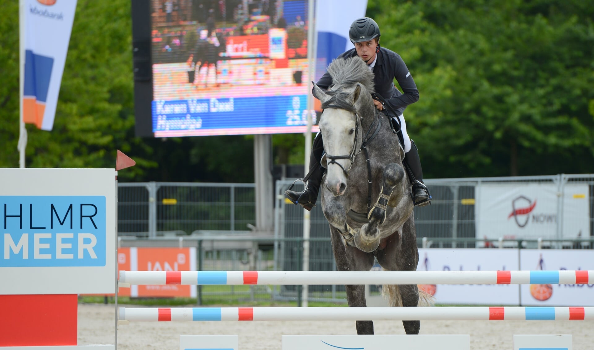 Geconcentreerde blikken tijdens Concours Hippique.