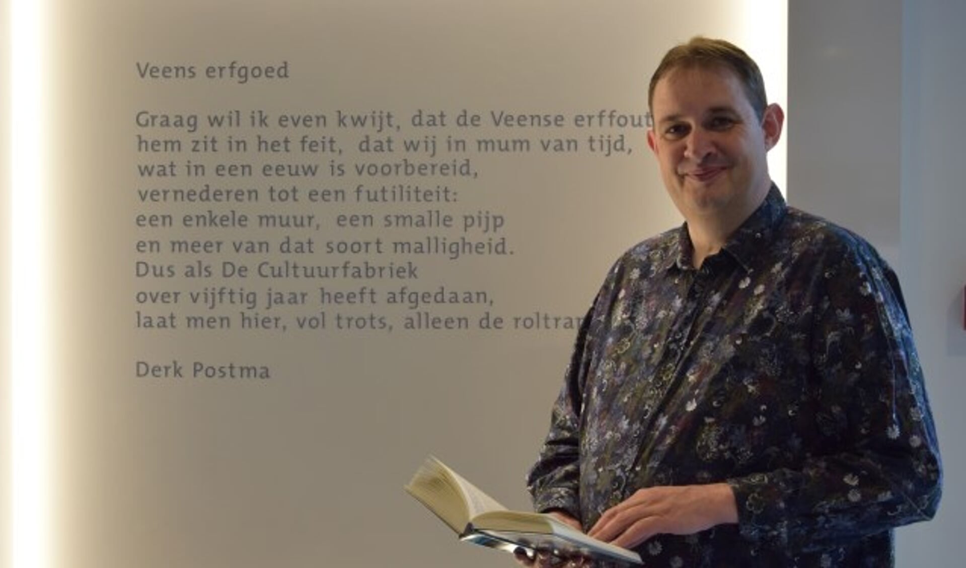 Stadsdichter Derk Postma bij het gedicht 'Veens erfgoed'.