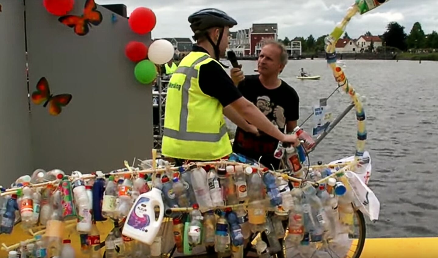 Thomas Heimans heeft zijn fiets 'versierd' met honderden plastic flessen.