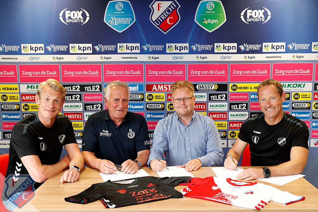 Vicevoorzitter Michiel Heijmans (tweede van rechts) en Jeugdvoorzitter Leo Rauch ondertekenen het STER-contract bij FC Utrecht. Links Bas van den Brink en uiterst rechts Jelle Goes van FC Utrecht.