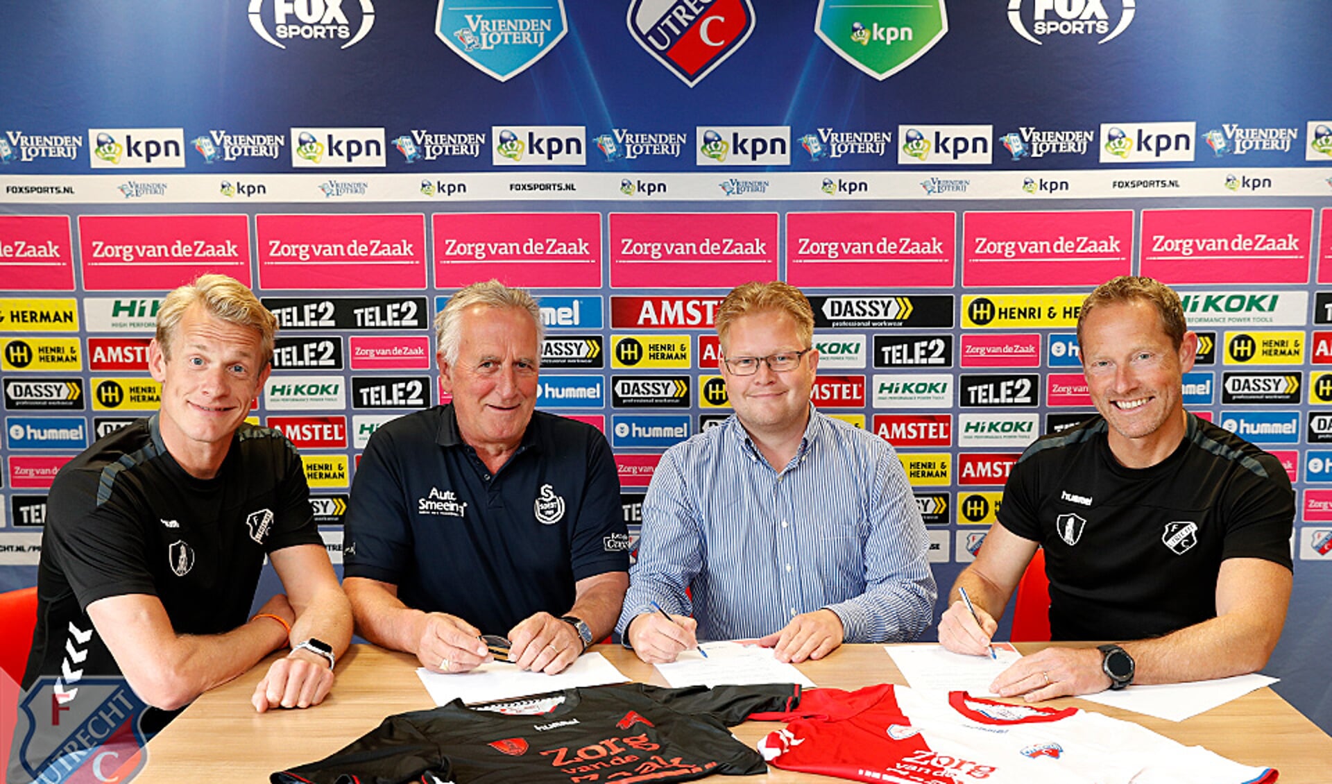 Vicevoorzitter Michiel Heijmans (tweede van rechts) en Jeugdvoorzitter Leo Rauch ondertekenen het STER-contract bij FC Utrecht. Links Bas van den Brink en uiterst rechts Jelle Goes van FC Utrecht.