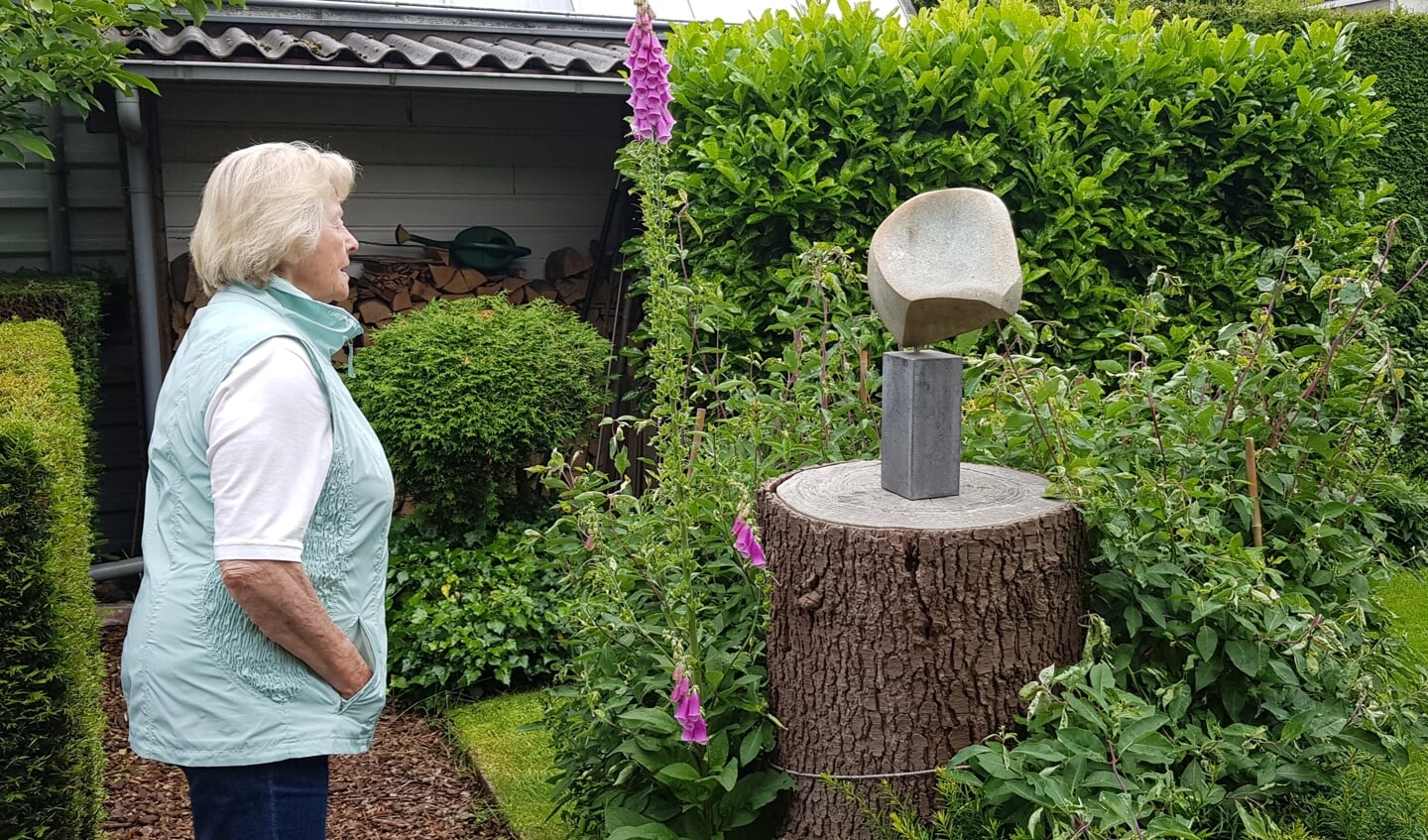 Beeldhouwwerken van Jopie Reijneveld siern haar tuin aan de Industrielaan.