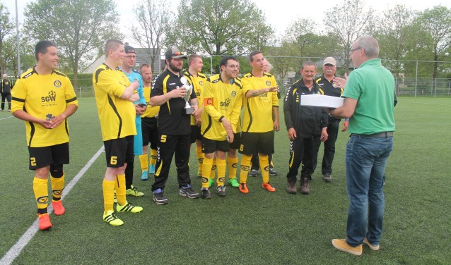 Pieter de Kruijf feliciteerde het G team met taart vanwege het kampioenschap.Frans staat rechts op de foto