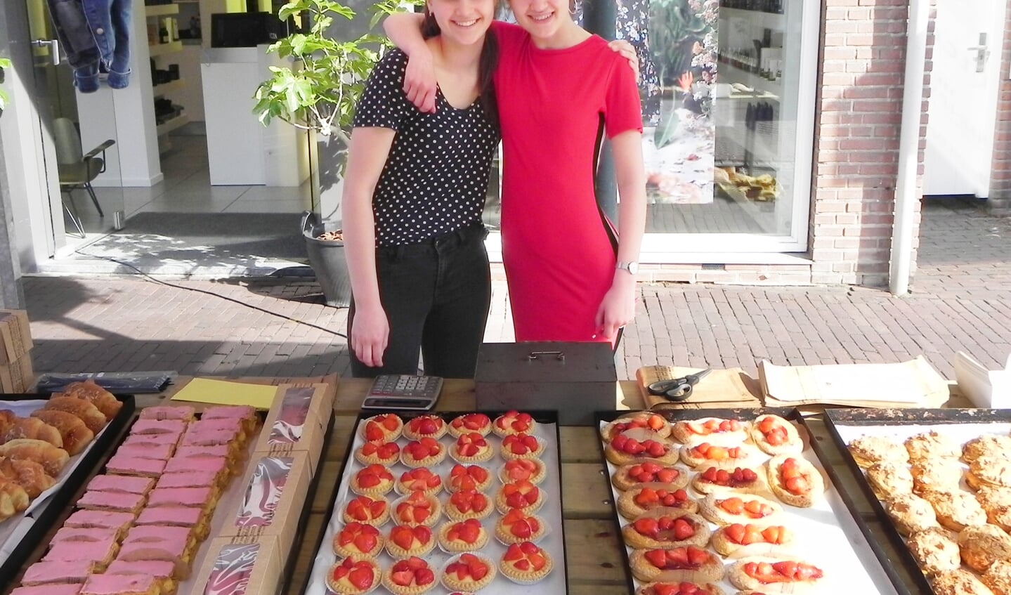 Ilise en Eline presenteerden lekkernijen van bakkerij van Dijk.