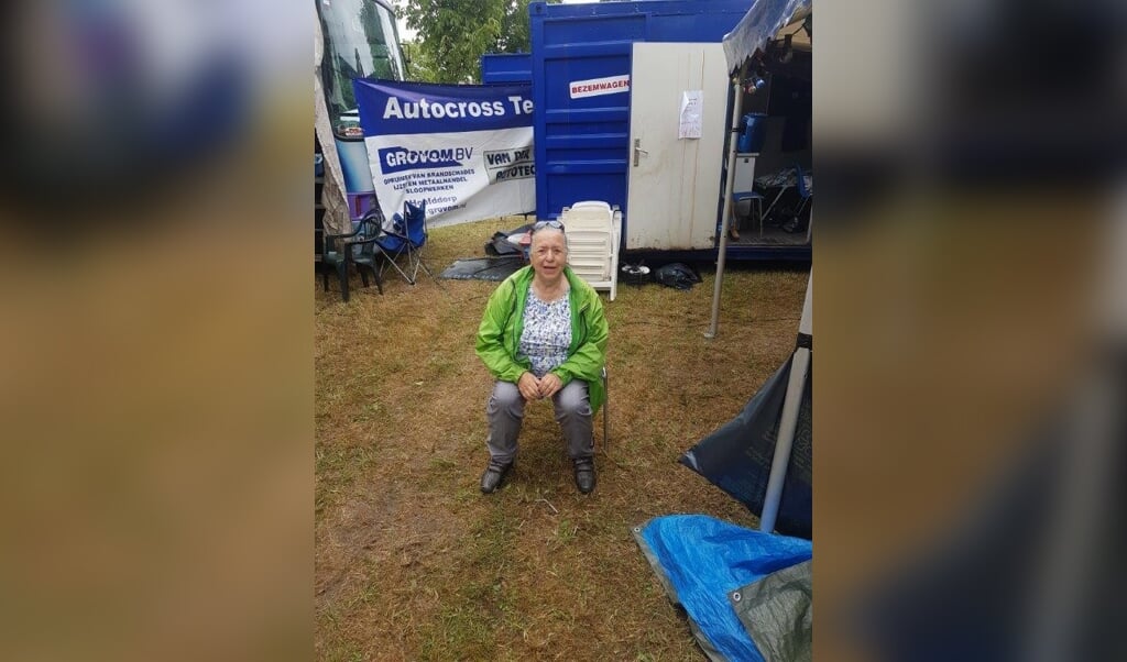 Delia tijdens de jaarlijkse autocross.