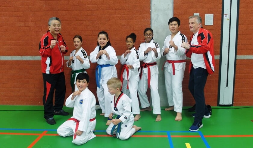 Team Choi Do Kwan staand v.l.n.r. Coach Dennis Lee Kong, Hannah Davids, Donya Rostami, Talia Pinas, Jo ann Pinas, Hoessein Wafai en Henny van den Brink hoofd coach zittend v.l.n.r. Abbas Wafai en Luca van de Kamp