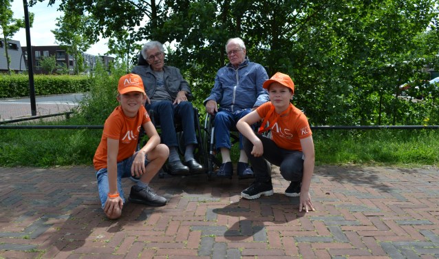 Hylke van der Hulst (links) en Stan Houtveen lopen in de A4D voor hun opa's.
