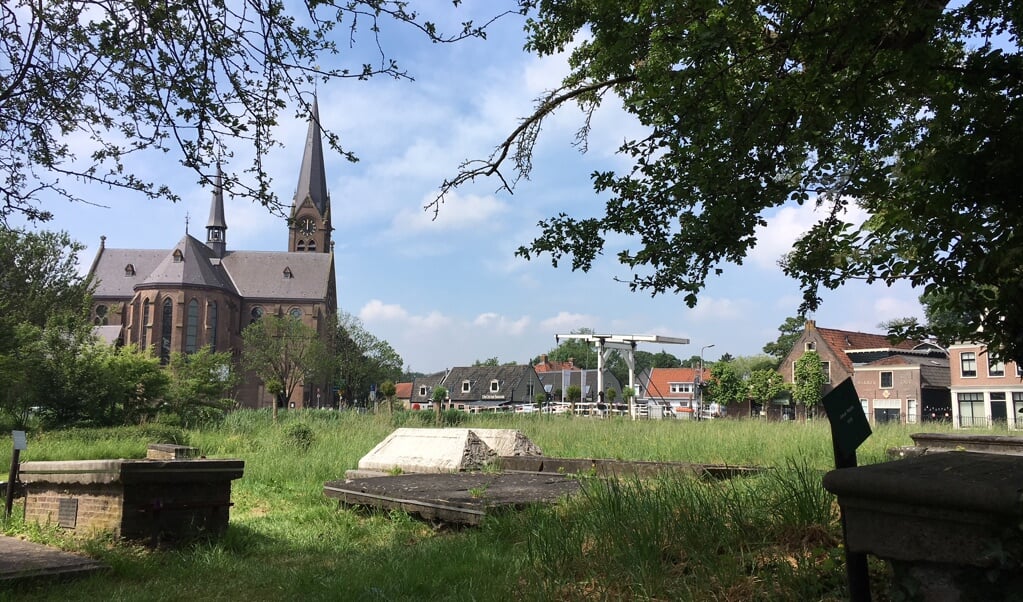 Enkele van de 28.000 graven op Beth Haim