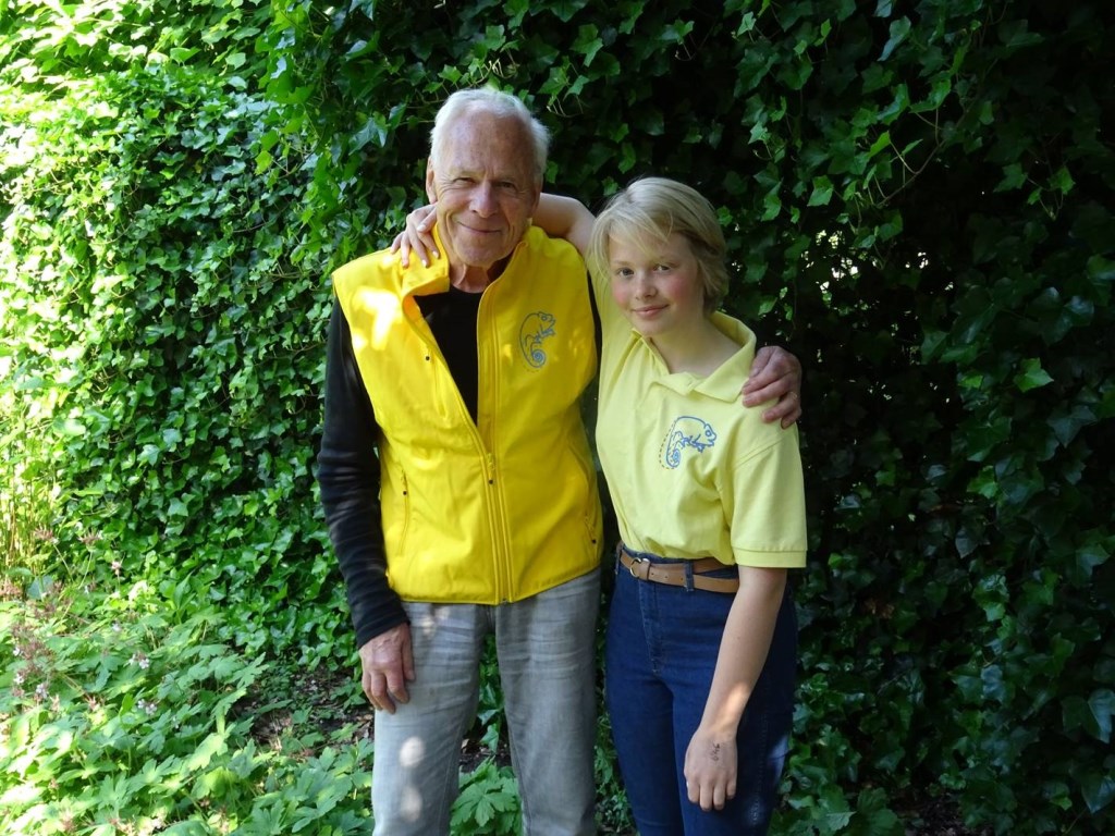 Opa Hans Suringar met kleindochter Marie-Juliëtte vlak voor het défilé op vrijdagavond.
