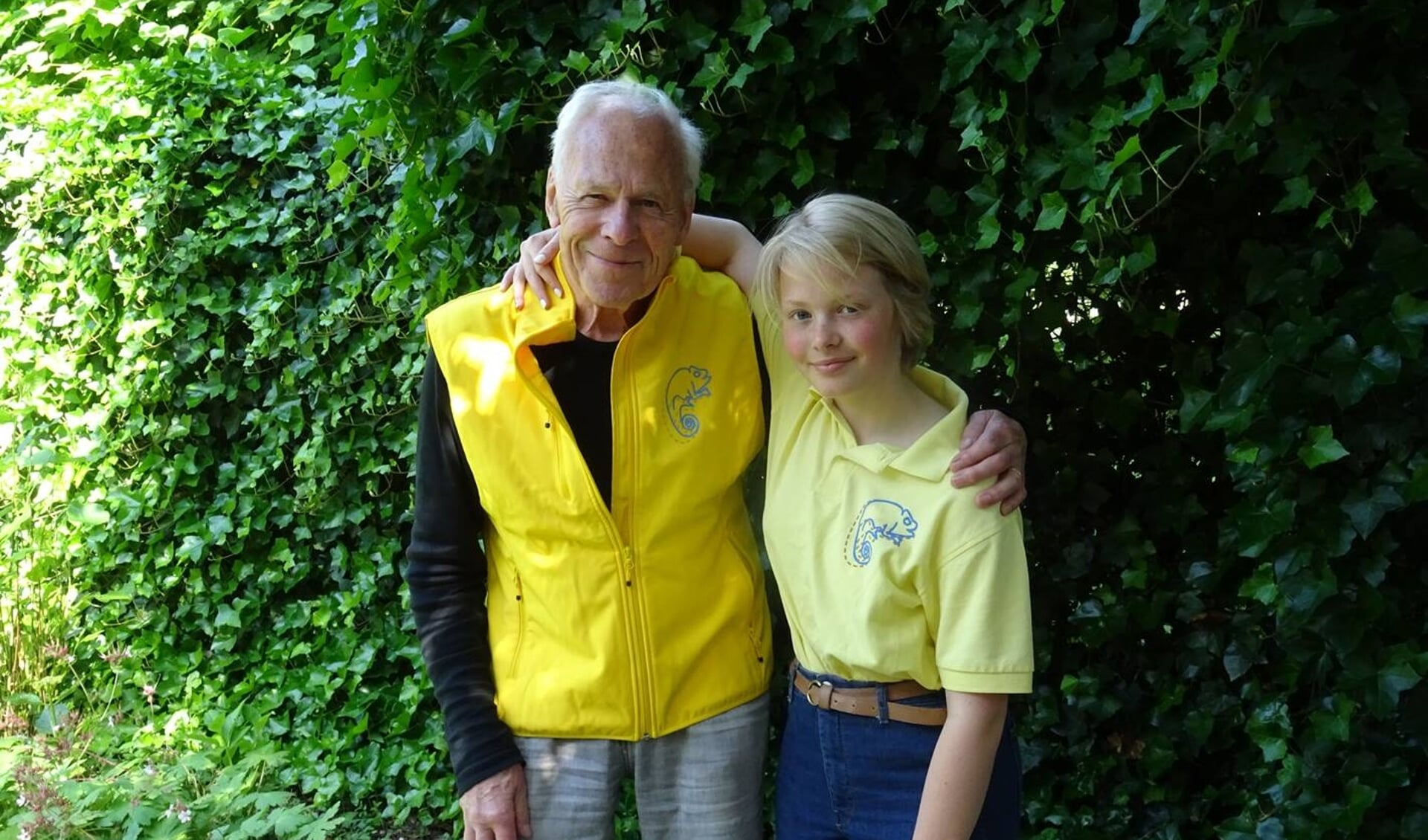 Opa Hans Suringar met kleindochter Marie-Juliëtte vlak voor het défilé op vrijdagavond.