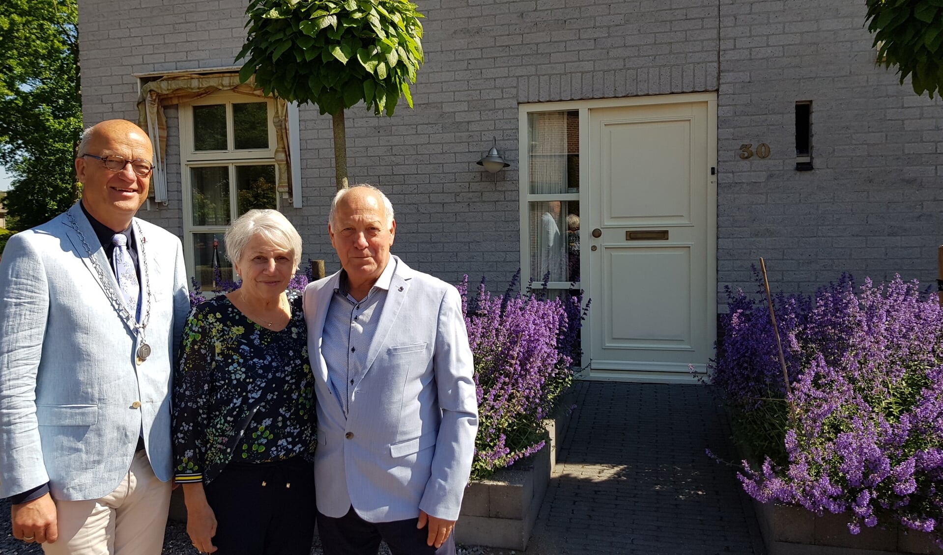 Het echtpaar Van Kommer met burgemeester De Vries. 
