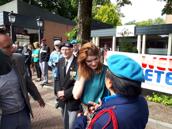 Staatssecretaris van Defensie Barbara Visser in gesprek met veteranen op de regionale Veteranendag 2019 in Putten.