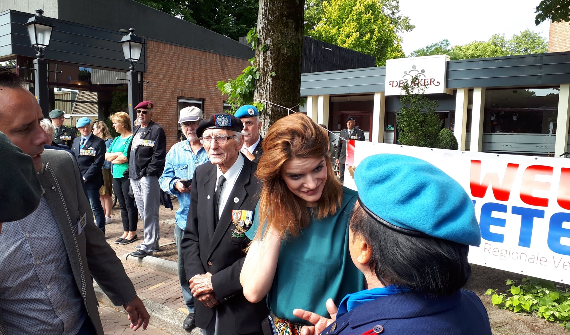 Staatssecretaris van Defensie Barbara Visser in gesprek met veteranen op de regionale Veteranendag 2019 in Putten.