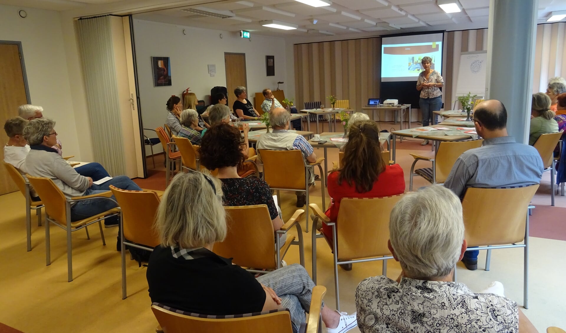 Veel belangstelling en vragen tijdens het Alzheimer Café Heuvelrug in Maarn.