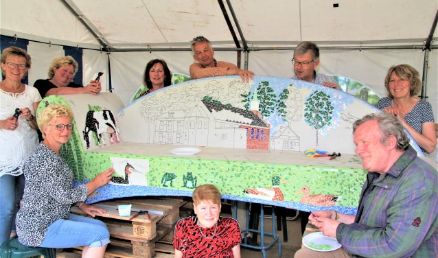 Stukje bij beetje wordt de bijzondere dorpsbank steeds mooier.