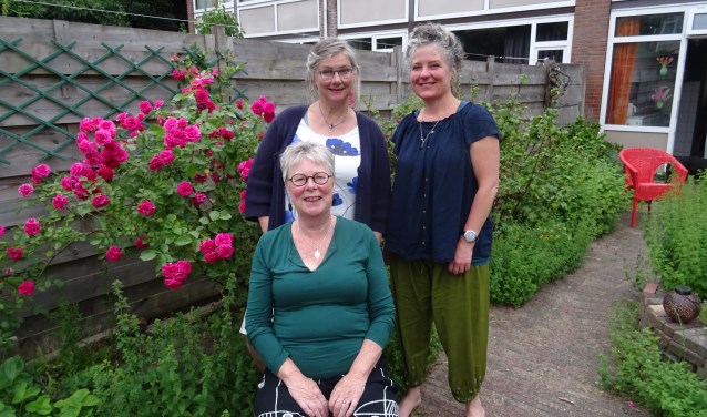 Drie verhalenvrouwen: Esther de Jong (zittend), Mieke Spronk en Jetta van Genuchten.