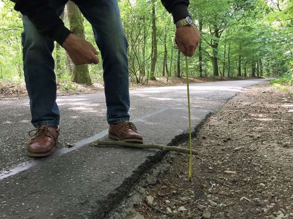 Gaten van meer dan tien centimeter zijn geen uitzondering. Hier is zelfs de laag onder het asfalt zichtbaar.