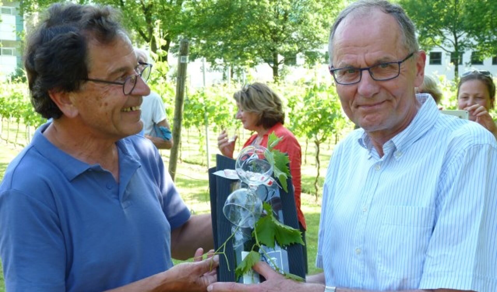 Herman Wierenga (r) is een groot voorvechter van stadslandbouw in onze gemeente en kreeg ter afsluiting van het bezoek wijn van eigen bodem overhandigd.