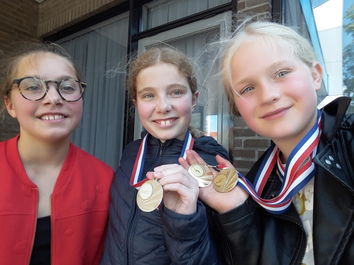 De dames met hun medailles